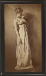 Mulher em traje clássico