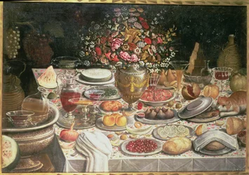 Ainda vida de mesa carregado com comida, bebida e um vaso de flores