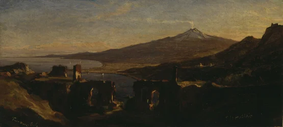Vista das ruínas do teatro grego em Taormina, Sicília, com o Monte Etna (fumantes)
