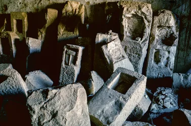 Mina de alabastro com pedras inacabadas, Iémen 1964.