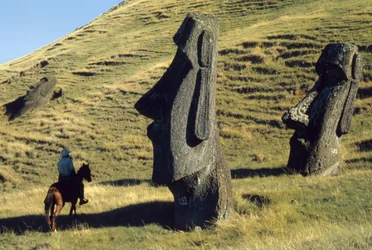 Os monólitos da Ilha da Páscoa, chamados moai, numa paisagem vulcânica, são antigas sentinelas da...