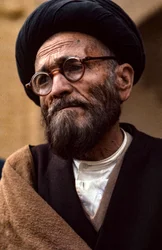 Clérigo xiita iraniano com óculos e turbante