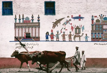 O mural pintado na parede de estuque de uma quinta em Luxor comemora o conde do agricultor...