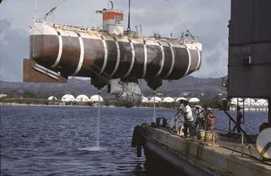 O submersível Trieste, porto de Apra, Guam, c.1960 (foto)