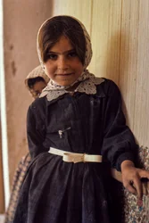Jovem iraniana de vestido e lenço