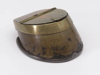 Tinteiro de casco de cavalo pertencente ao Capitão William Tyrwhitt Drake, Royal Horse Guards, c.1829 (tinteiro, casco de cavalo)