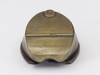 Tinteiro de casco de cavalo pertencente ao Capitão William Tyrwhitt Drake, Royal Horse Guards, c.1829 (tinteiro, casco de cavalo)