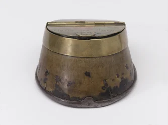 Tinteiro de casco de cavalo pertencente ao Capitão William Tyrwhitt Drake, Royal Horse Guards, c.1829 (tinteiro, casco de cavalo)