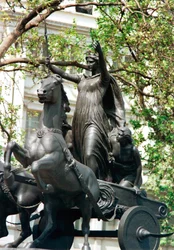 Estátua de Boudicca e das suas filhas numa carruagem, Thames Embankment, Londres, século XIX