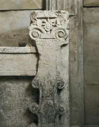 Túmulo trácio de Sveshtari, detalhe de arquitectura perto do sarcófago, século III AC (escultura de pedra)