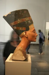 Busto de Nefertiti (c1370- c1330 a.C.) Grande Esposa Real (consorte chefe) ao Faraó Akhenaten egípcio. Nefertiti e seu marido eram conhecidos por uma revolução religiosa. Eles começaram a adorar apenas um deus, Aten, o disco do sol.