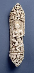 Dakini esculpida, parte de um avental de osso usado em cerimónias tântricas, Tibete, século XVIII (osso humano)