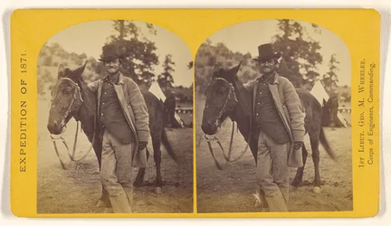 Fred W. Loring, no seu traje de campanha, com a sua mula "Evil Merodach". Fotografado cerca de 40 horas antes de ser brutalmente assassinado...