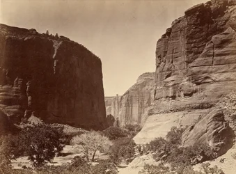 Topo do Cañon de Chelle, vista de cima, paredes com cerca de 1 200 pés de altura