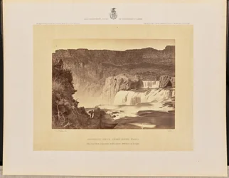 Cataratas Shoshone, rio Snake, Idaho. Vista ao meio-dia, paredes adjacentes com cerca de 1000 pés de altura