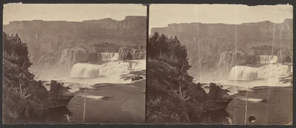 [Cataratas Shoshone, rio Snake, Idaho, vista ao meio-dia, paredes adjacentes com cerca de 1.000 pés de altura]