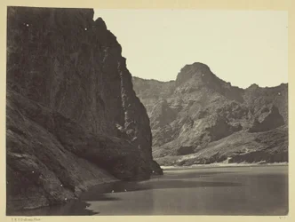 Black Cañon, rio Colorado, vista para jusante perto do acampamento 7. Explorações no Nevada e no Arizona, expedição de 1871. Ten. Geo. M. Wheeler, comandante.