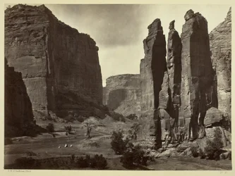 Cañon de Chelle, Paredes do Grand Cañon, cerca de 1.200 pés de altura, 1873