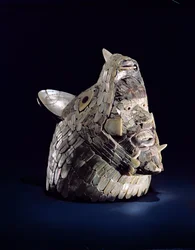 Cabeça de um animal com uma cabeça humana nas mandíbulas abertas, encontrada em Tula, Hidalgo, México, Early Post-Classic (900-1250) (cerâmica com mosaico de madrepérola)