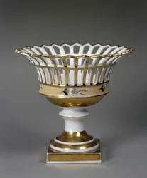 Fruit Basket, c. 1826-1838 (pasta dura de porcelana com esmalte e douradura)