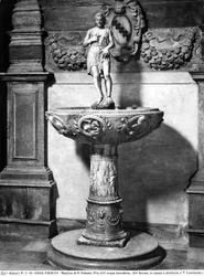 Bacia de água benta superada por uma estatueta de João Batista, Basílica de Santo Antônio, Pádua
