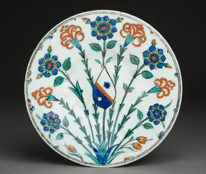 Prato com brasão europeu, Iznik ware, turco, c.1570 (pasta de pedra com esmalte policromado)