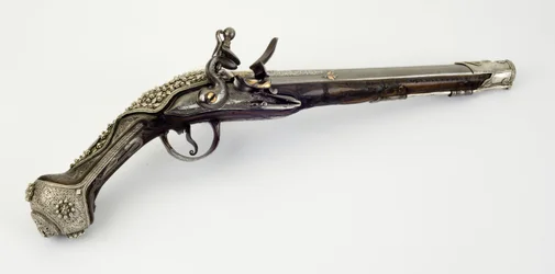 Pistola de pederneira (aço, madeira, prata e ouro)