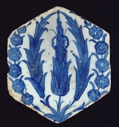 Telha isnik hexagonal com ciprestes e um prunus, 1560-70 (louça de barro com underglaze colorido)