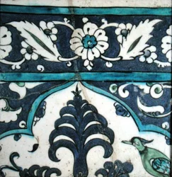 Azulejo Isnik com desenho floral e borda (terracota com vegetação rasteira colorida)