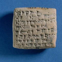 Tabuleta gravada com uma carta de Tirirsama ao rei Niqmepa, de Atshana, século XIV aC (argila cozida)
