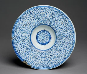 Prato de Tondino, Iznik Golden Horn, turco, c.1535-45 (pasta de pedra com esmalte azul) 88; ver também 117758;