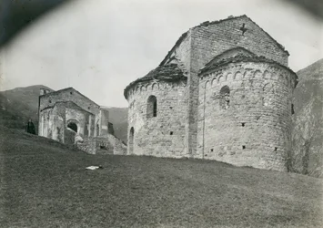 Abside in Abbey of San Pietro al Monte, Civate, Lombardia, Itália, fotografia de Ugo Monneret de Villard, cerca de 1910