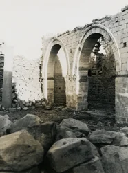 Coluna e arcos, interior da basílica cristã dedicada à Virgem Maria, Qasr Ibrim, Egito, fotografia de Ugo Monneret de Villard