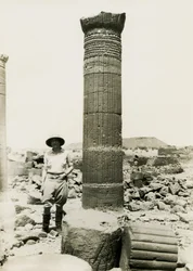 Coluna com relevos decorativos, ruínas de um templo no Grande Recinto, Musawwarat es Sufra, Sudão, fotografia de Ugo Monneret de Villard