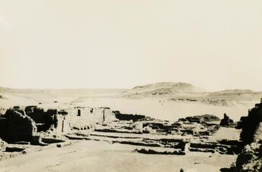 Zona comercial no Mosteiro de São Simeão, Assuão, Egito, fotografia de Ugo Monneret de Villard