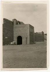 Portão oriental e torre do Mosteiro de São Simeão, Assuão, Egito, fotografia de Ugo Monneret de Villard
