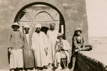 Quatro trabalhadores, o arquiteto Ferdinando Reggiori e o arqueólogo Ugo Monneret de Villard no Mosteiro de São Simeão, Assuão, Egito, fotografia de Ugo Monneret de Villard