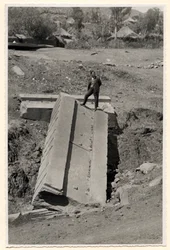 Fragmento de estela, Axum, Etiópia, fotografia de Ugo Monneret de Villard