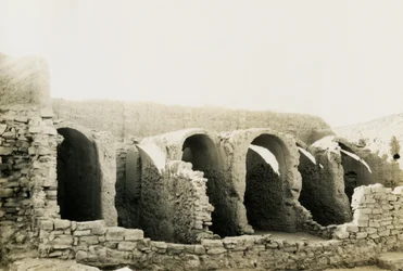 Interior do Mosteiro de São Simeão, edifícios 311-36, Assuão, Egito, fotografia de Ugo Monneret de Villard