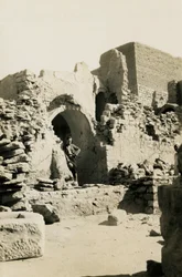 Interior da grande torre de menagem (qasr) do Mosteiro de São Simeão, Assuão, Egito, fotografia de Ugo Monneret de Villard