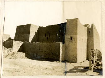Grande torre de menagem (qasr) do Mosteiro de São Simeão, Assuão, Egito, fotografia de Ugo Monneret de Villard