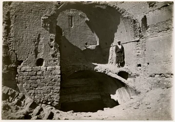 Grande torre de menagem (qasr) do mosteiro, Assuão, Egito, fotografia de Ugo Monneret de Villard