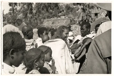 Homens, mulheres e crianças em Axum, Etiópia, fotografia de Ugo Monneret de Villard