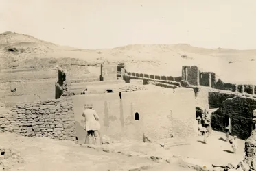 Mosteiro de São Simeão, olhando para o terraço inferior, Assuão, Egito, com Ugo Monneret de Villard de costas para a câmara, fotografia de Ugo Monneret de Villard