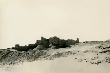 Mosteiro de São Simeão, visto do norte, Assuão, Egito, fotografia de Ugo Monneret de Villard