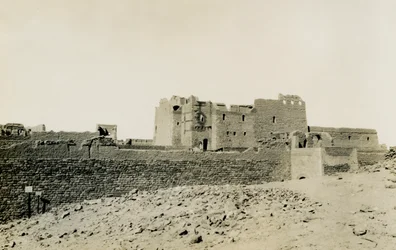 Mosteiro de São Simeão, visto do exterior a partir do leste, Assuão, Egito, fotografia de Ugo Monneret de Villard