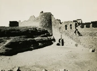 Mosteiro de São Simeão, visto de sudeste, Assuão, Egito, fotografia de Ugo Monneret de Villard