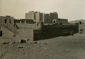 Mosteiro de São Simeão, visto de sudeste, Assuão, Egito, fotografia de Ugo Monneret de Villard