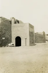 Mosteiro de São Simeão, vista do portão e da torre oriental, Assuão, Egito, fotografia de Ugo Monneret de Villard