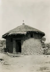 Cabana redonda com telhado de colmo, Axum, Etiópia, fotografia de Ugo Monneret de Villard